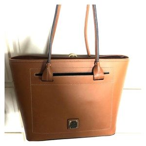 Almost brand new Dooney & Bourke purse 👜.